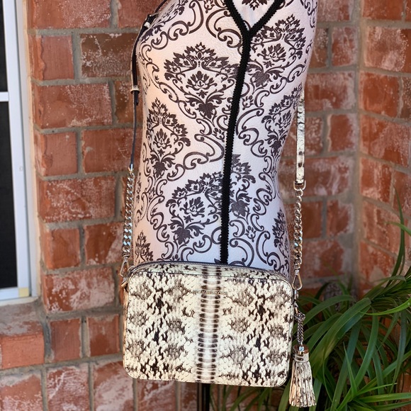 Michael Kors MD camera bag embossed leather - Picture 8 of 8